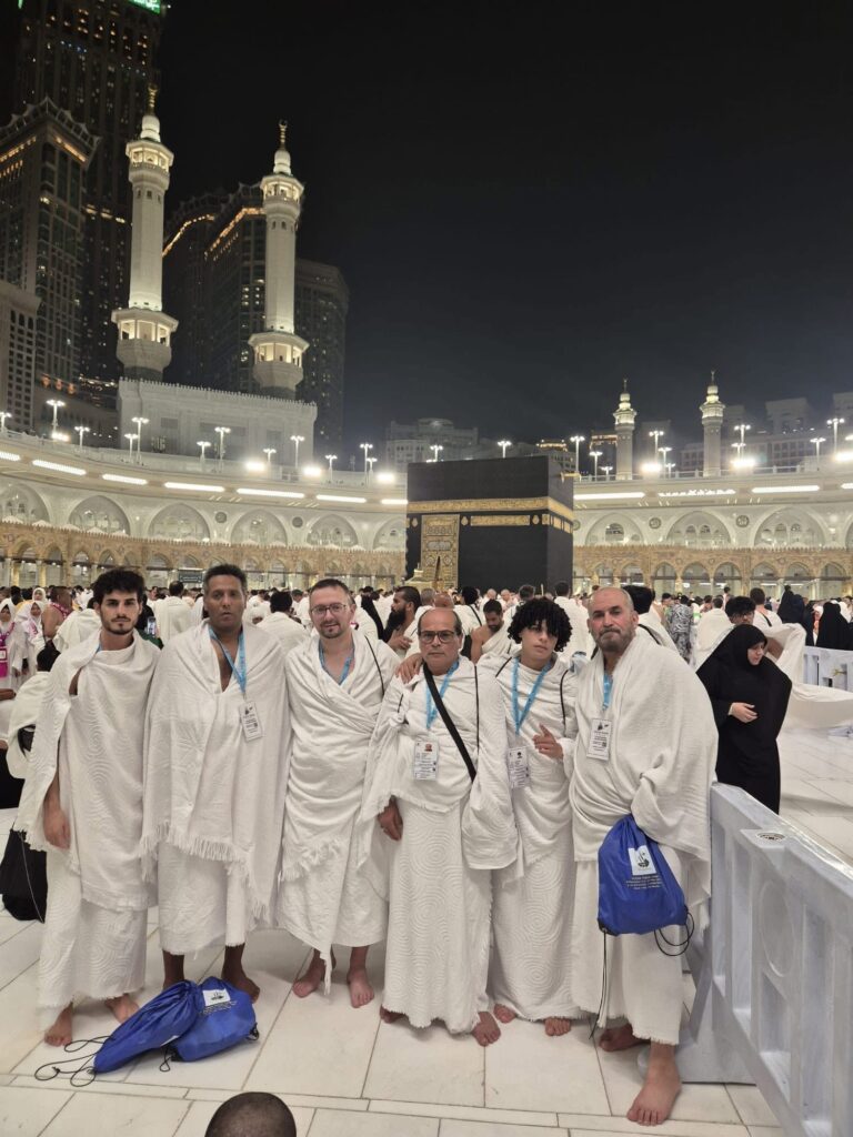 Ocean Travel Pilgergruppe nachts vor der Kaaba