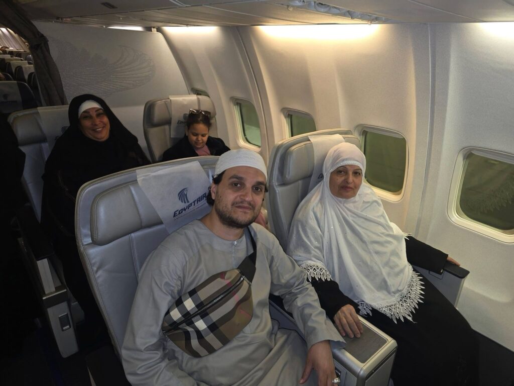Ocean Travel Reisende beim gemeinsamen Reisebeginn an Bord von EgyptAir